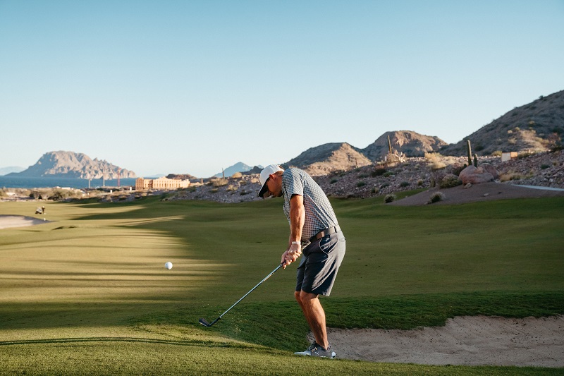 Golfista Jugando en TPC Danzante Bay, Loreto