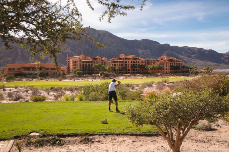 jugando una ronda de golf en tpc danzante bay