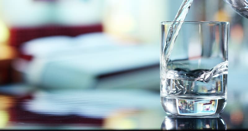 vaso con agua purificada