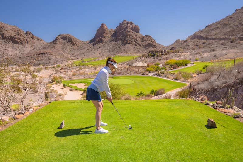 protegerse del sol al jugar golf
