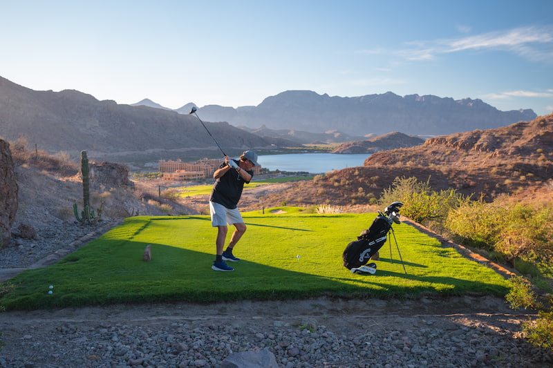 Hombre jugando golf en campo de golf TPC Danzante Bay en Loreto, Baja California Sur