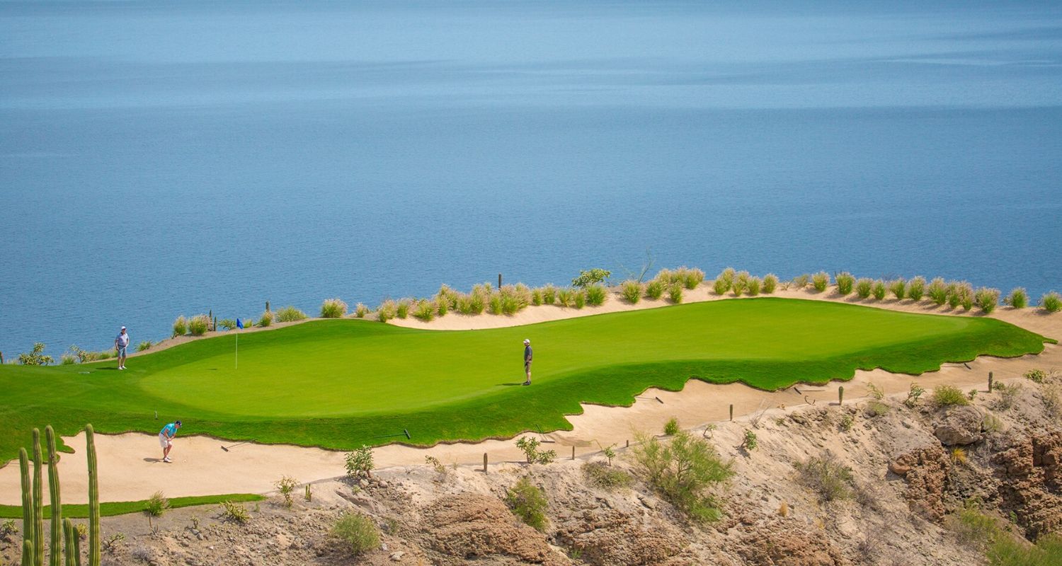 Jugando golf en campo de golf en Loreto México TPC Danzante Bay