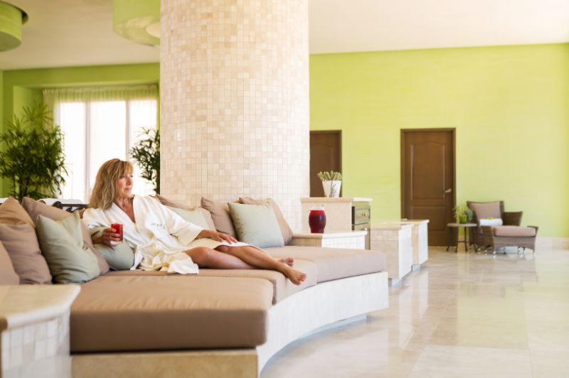 mujer relajandose en Sabila Spa de Villa del Palmar Loreto