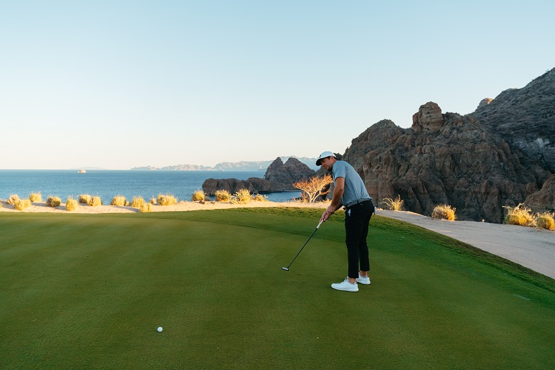 Practicando el Juego Corto en Campo de Golf TPC Danzante Bay